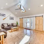 #2 Cottage Like Suite With Private Hot Tub
